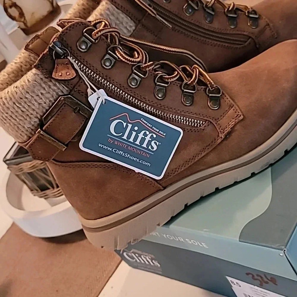 White Mountain Cliffs  Hearty Tan boots - Picture 2 of 4